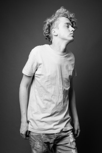 瘦骨嶙峋的年轻人，一头黑白相间的卷发图片下载