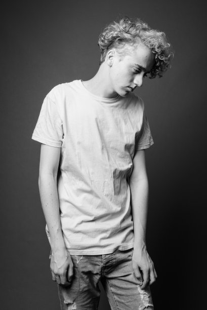 瘦骨嶙峋的年轻人，一头黑白相间的卷发图片下载