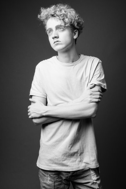 瘦骨嶙峋的年轻人，一头黑白相间的卷发图片下载