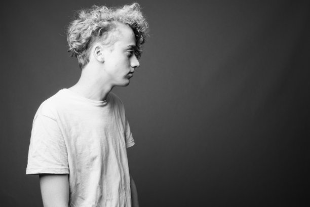 瘦骨嶙峋的年轻人，一头黑白相间的卷发图片下载