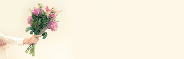 一个孩子的手，白色的背景上有一束花。图片下载