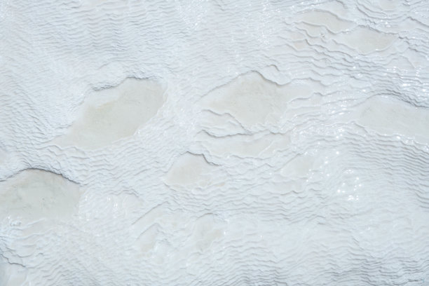 天然矿物石灰石模糊白色背景。棉花堡石灰华池表面纹理，土耳其图片下载