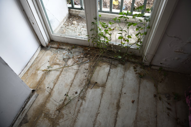 这是土耳其卡姆尤瓦村一个废弃酒店的房间。图片下载