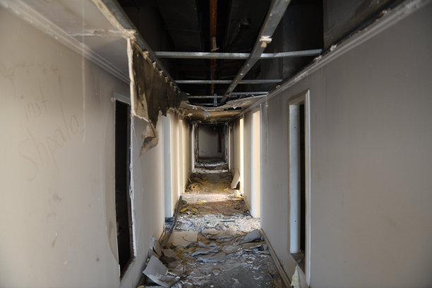 肮脏、陈旧、被遗忘的走廊。废弃的旅馆建筑。图片下载