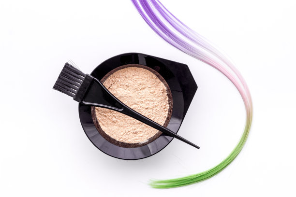 将染发剂与发刷和头发混合在碗里图片下载