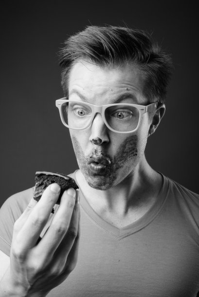 年轻英俊的男人戴着黑白眼镜图片下载