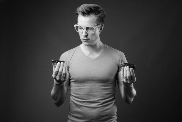 年轻英俊的男人戴着黑白眼镜图片下载