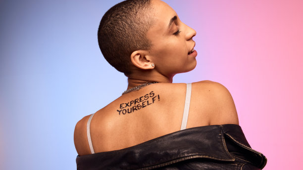 一个秃顶的女人在色彩斑斓的背景上摆姿势图片下载