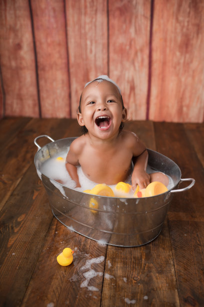 那个男孩在洗澡图片下载