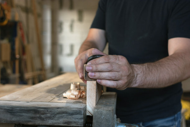 木匠在工作台上用平面工作图片下载