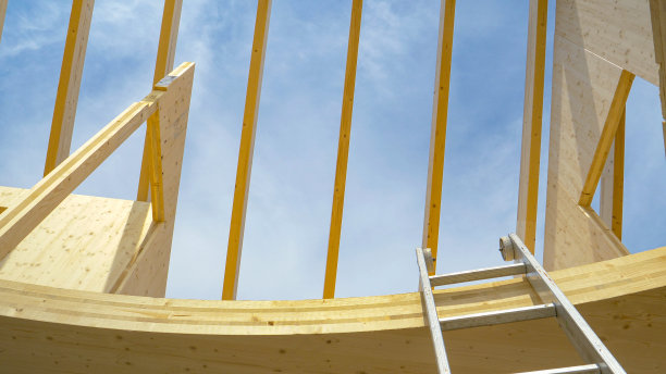 自下而上:铝制梯子通向CLT房屋未完工的地板。图片下载