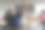 高中生举手提问。成熟的白人教师允许说话。多种族学生群体。图片下载