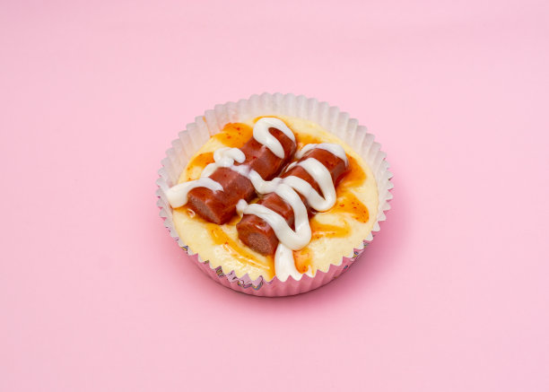 浅粉色背景上的面包。图片下载