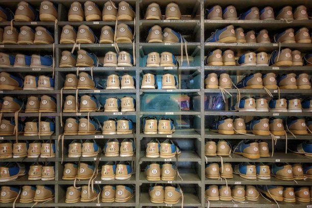 保龄球馆的鞋子图片下载