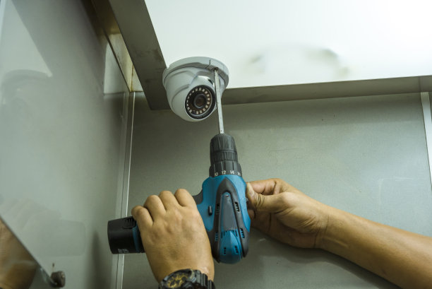 技术人员安装闭路监控摄像头以确保安全图片下载
