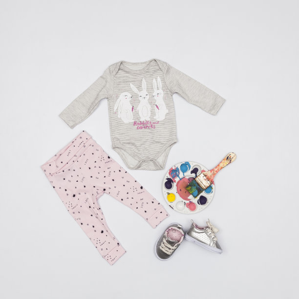 妇女儿童时装-女童服装;照片在白色背景。图片下载