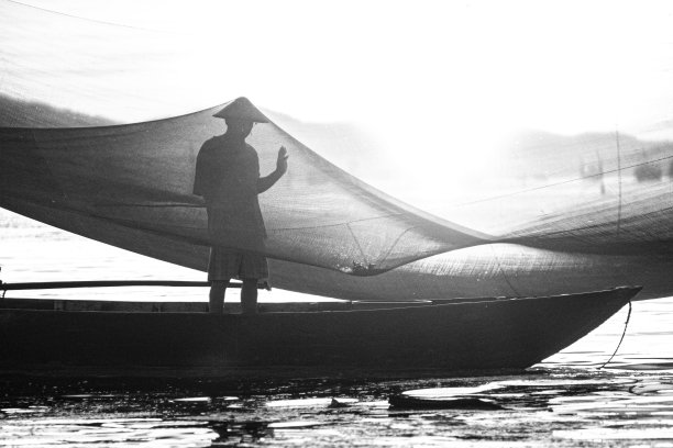 越南会安古镇河面上五颜六色的渔网图片下载