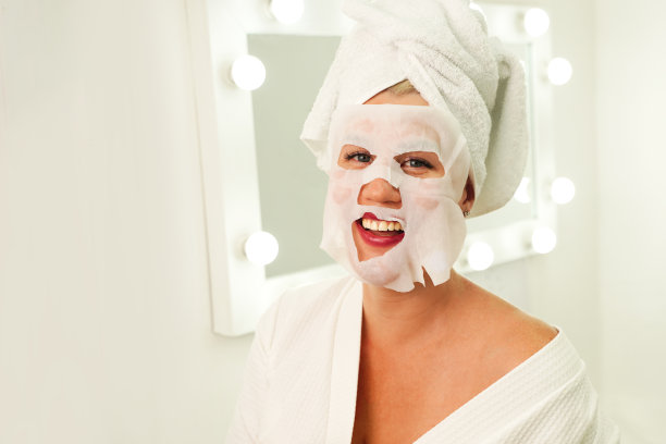 护肤美容理念。保湿面膜的作用。抗衰老过程。在脸上敷面膜的女人图片下载