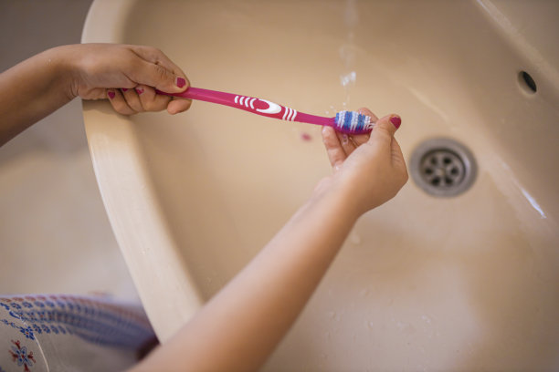 体贴的女孩，洗了又洗她的牙刷，她刷完牙之后图片下载