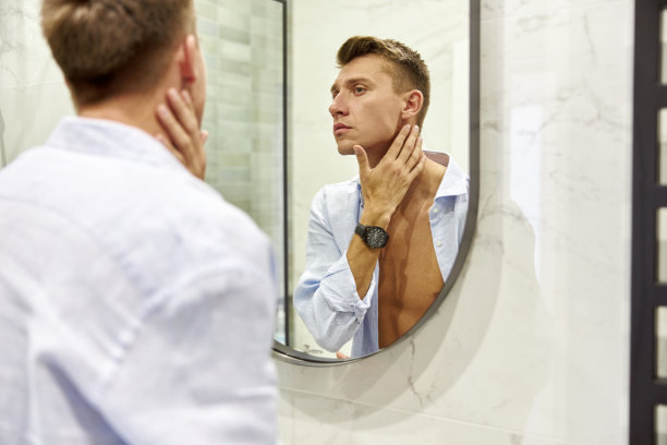 成年白种人美女在灯光现代浴室镜子前的照片图片下载