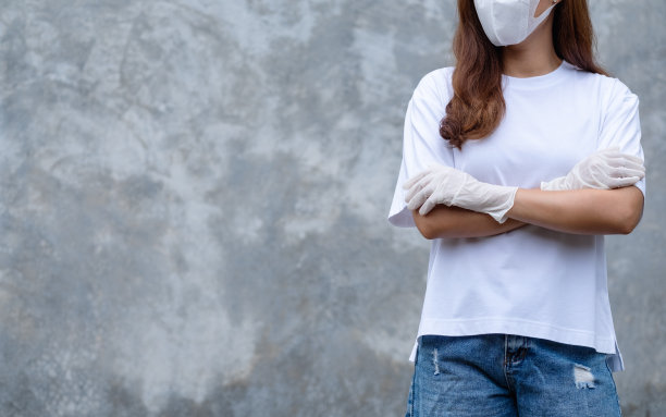 一名年轻的亚洲妇女戴着防护口罩和医用橡胶手套，用于卫生保健和Covid-19概念图片下载
