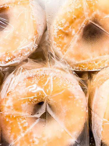 用玻璃纸塑料袋包装的细砂糖甜甜圈图片下载