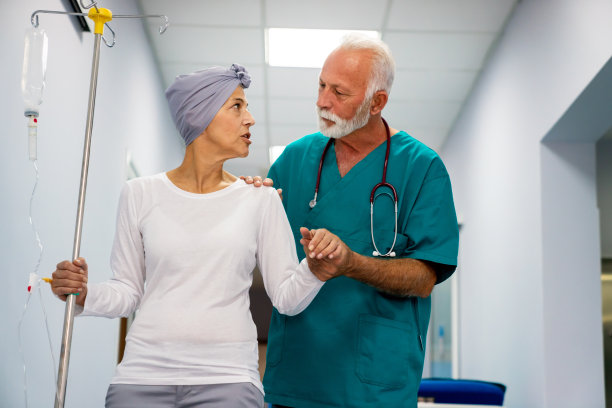 癌症患者在医院接受化疗康复图片下载