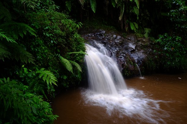 布罗莫腾格里塞梅鲁国家公园的壮观瀑布图片下载