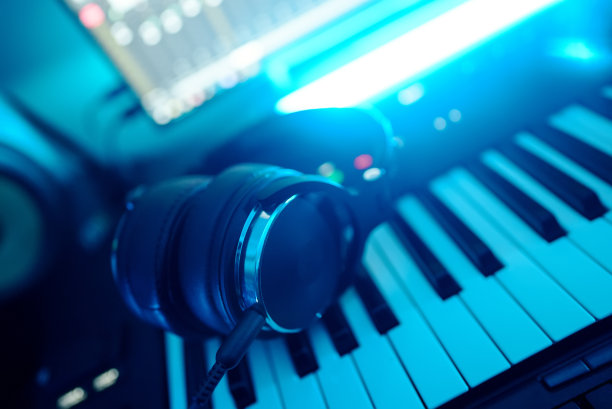 耳机放在钢琴键盘上。录音室的概念。图片下载