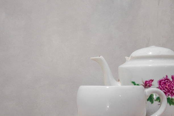 白色陶瓷茶壶和白色茶杯图片下载