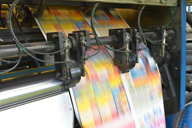 卷筒胶印机在一个大型印刷车间生产报纸和杂志图片下载