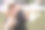 一个美丽的女孩和她可爱的小狗在公园的户外玩耍。小狗和主人在公园玩了一天，玩得很开心。宠物爱心库存照片图片下载