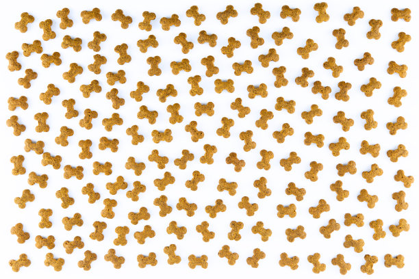 干燥的动物宠物狗粮分离在白色背景纹理。全框狗饼干图片下载