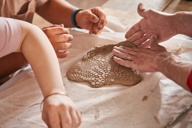 雕塑准备未来盘子的形状，并展示给他的学生图片下载
