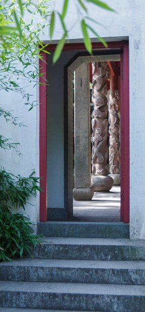 古老的中式园林门口，红色木框，石阶，龙纹柱，青竹叶图片下载