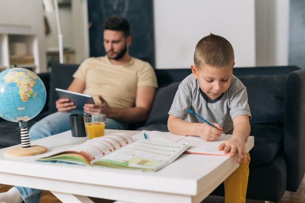 父亲和儿子在家里图片下载