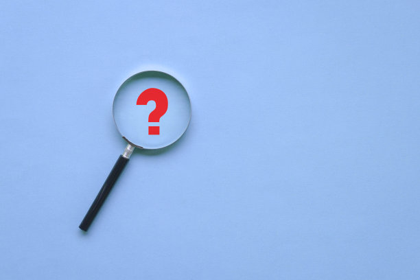 放大镜和蓝色背景上的红色问号。图片下载
