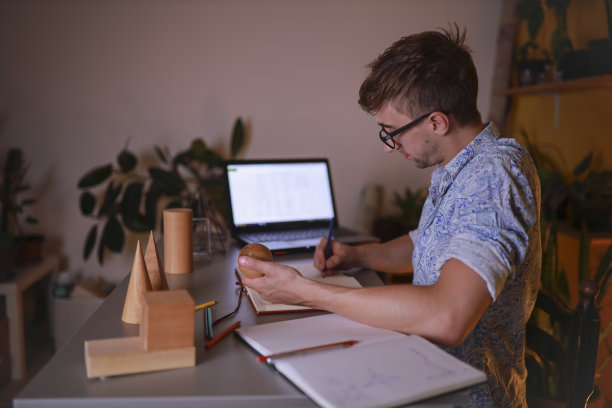 COVID-19大流行期间在家学习图片下载