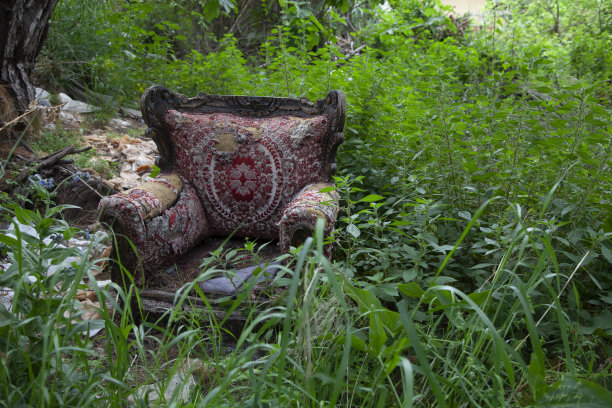 这是一把被遗弃在自然界上的旧扶手椅。图片下载