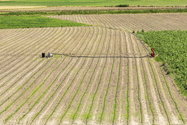 耕地和灌溉图片下载