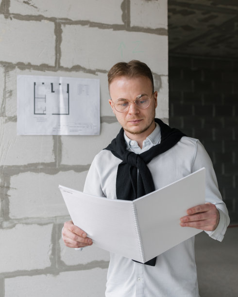 年轻英俊的欧洲男性设计师或建筑师在工作图片下载