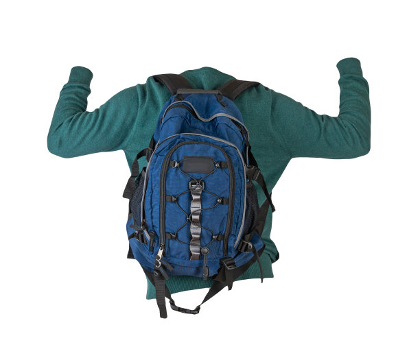 背包里穿着一件针织毛衣孤立在白色背景下。图片下载