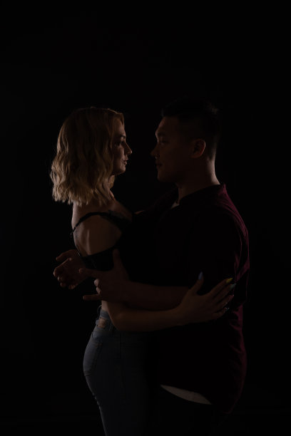 一个男人和一个女人在黑暗中随着音乐一起跳舞图片下载