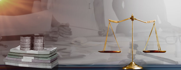 律师和法官为钱而工作，而不是为腐败而工作。天秤座黄铜天平和钞票背景与劳动人民一起解决问题的案例图片下载