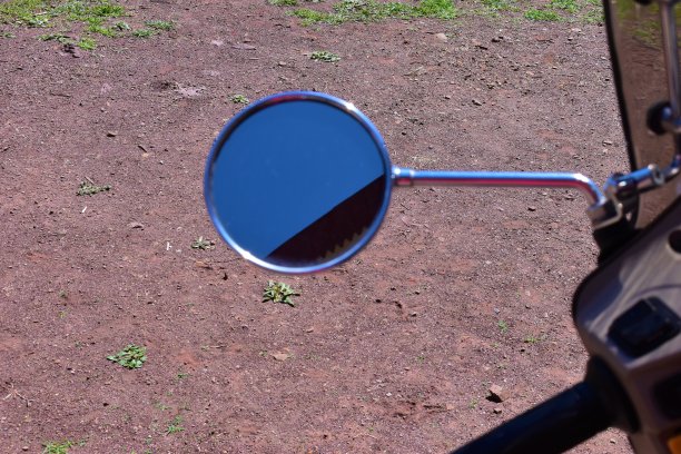 摩托车或摩托车后视镜的特写图片下载