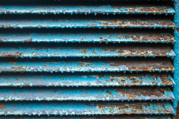 墙上一个生锈的旧格栅的特写图片下载