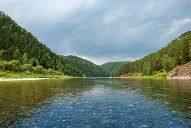 西伯利亚的景观。克麦罗沃地区的Kiya河、山岸边和绿色森林。白天蓝天白云的风景。图片下载