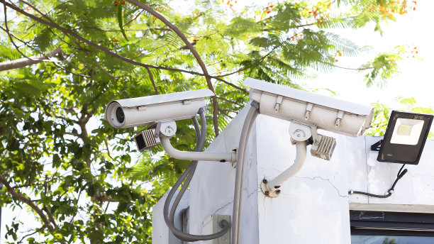 建筑外安装闭路监控摄像头安全保护理念。图片下载