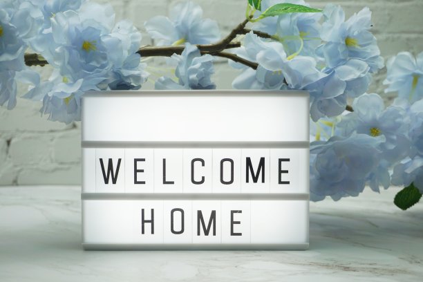 欢迎回家字灯箱与鲜花装饰图片下载