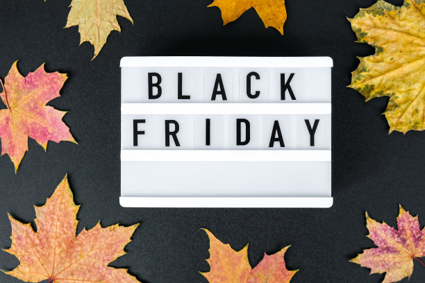 灯箱与文字黑色星期五左右秋天落叶，促销购物概念。模板黑色星期五销售模型秋季感恩节促销广告。假期图片下载